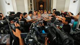 Irjen Tito Karnavian menjawab pertanyaan wartawan usai rapat dengan Basuki T Purnama di Balaikota, Jakarta, Senin (15/6/2015). Pertemuan ini digelar dalam rangka Rapat Forkopimda (Forum Komunikasi Pimpinan Daerah).  (Liputan6.com/Faizal Fanani)