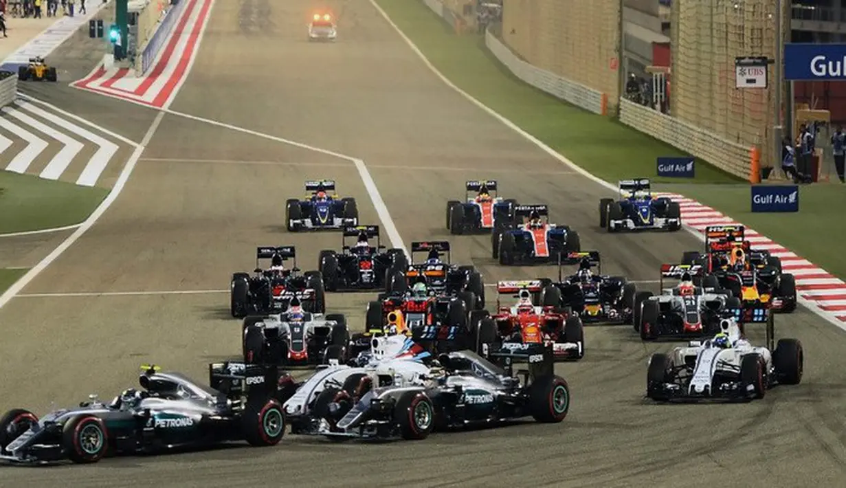 Para pebalap saat melewati tikungan pertama setelah start F1 GP Bahrain di Sirkuit Internasional Sakhir, Bahrain, Minggu (3/4/2016). (Bola.com/Twitter)