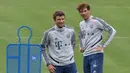 Pemain Bayern Munchen, Thomas Mueller dan Leon Goretzka saat sesi latihan, Selasa (5/4/2020). Sejumlah klub liga Jerman kembali menggelar latihan jelang bergulirnya kembali Bundesliga. (AFP/Christof Stache)