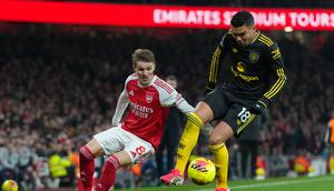 Martin Odegaard (kiri) berduel dengan Casemiro saat Arsenal menjamu Manchester United pada lanjutan Liga Inggris 2025/2026 di Emirates Stadium, Minggu (26/1/2026) malam WIB. (Mike Egerton/PA via AP)