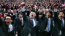 Sejumlah mahasiswa Jepang bersorak-sorai saat acara Job Hunting di Tokyo, Jepang, (1/3). Tujuan acara ini untuk mendorong semangat para mahasiswa sebelum berburu pekerjaan. (AP Photo / Shizuo Kambayashi)
