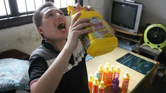 Tetap Sehat, Pria Ini Minum Setengah Botol Detergen Setiap Hari