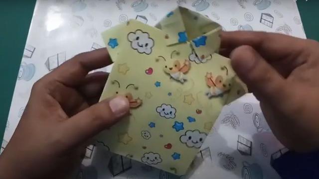 Cara membungkus kado tanpa kotak bentuk baju