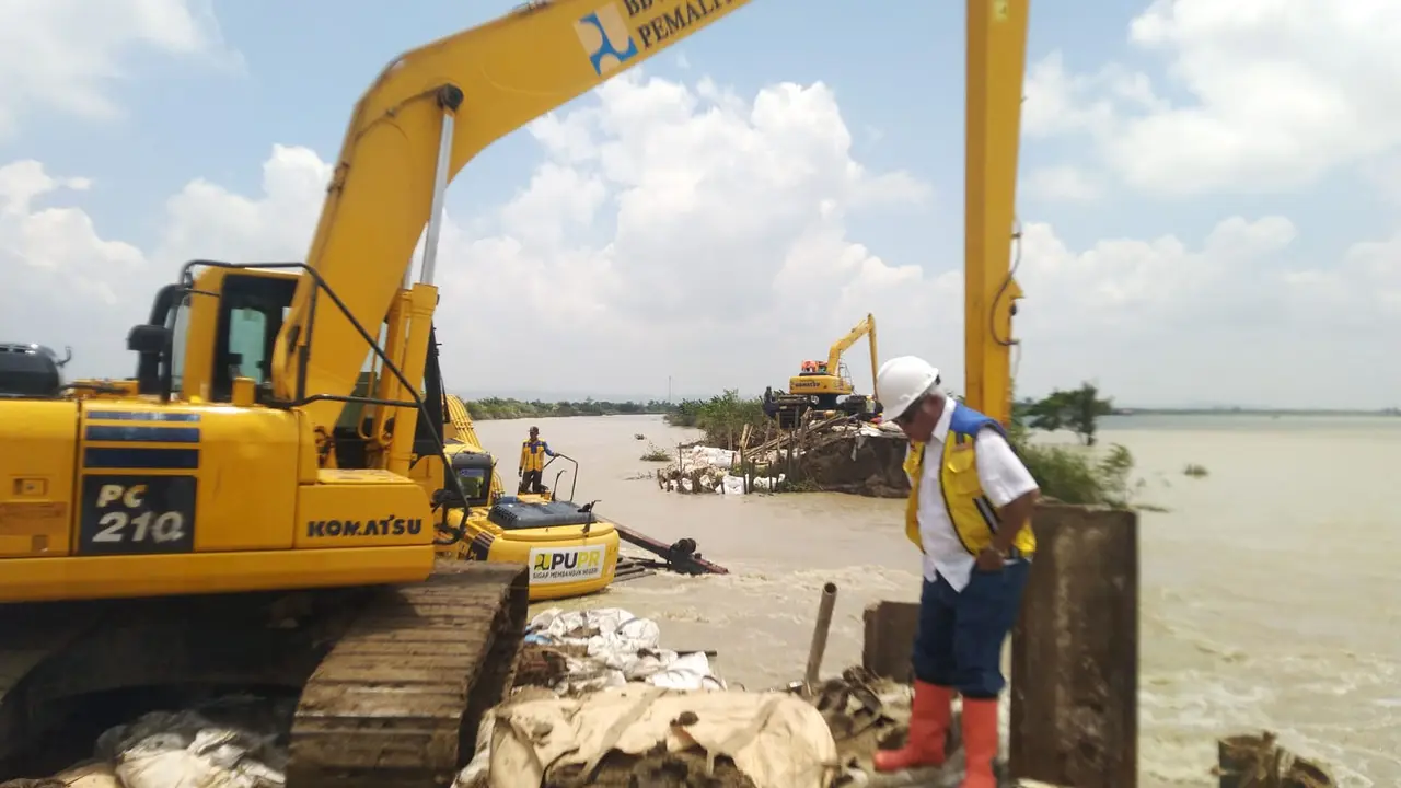 Menteri PUPR Basuki Hadimuljono meninjau perbaikan tanggul jebol di Sungai Wulan  diperbatasan Kudus dan Demak. (Liputan6.com/Arief Pramono)