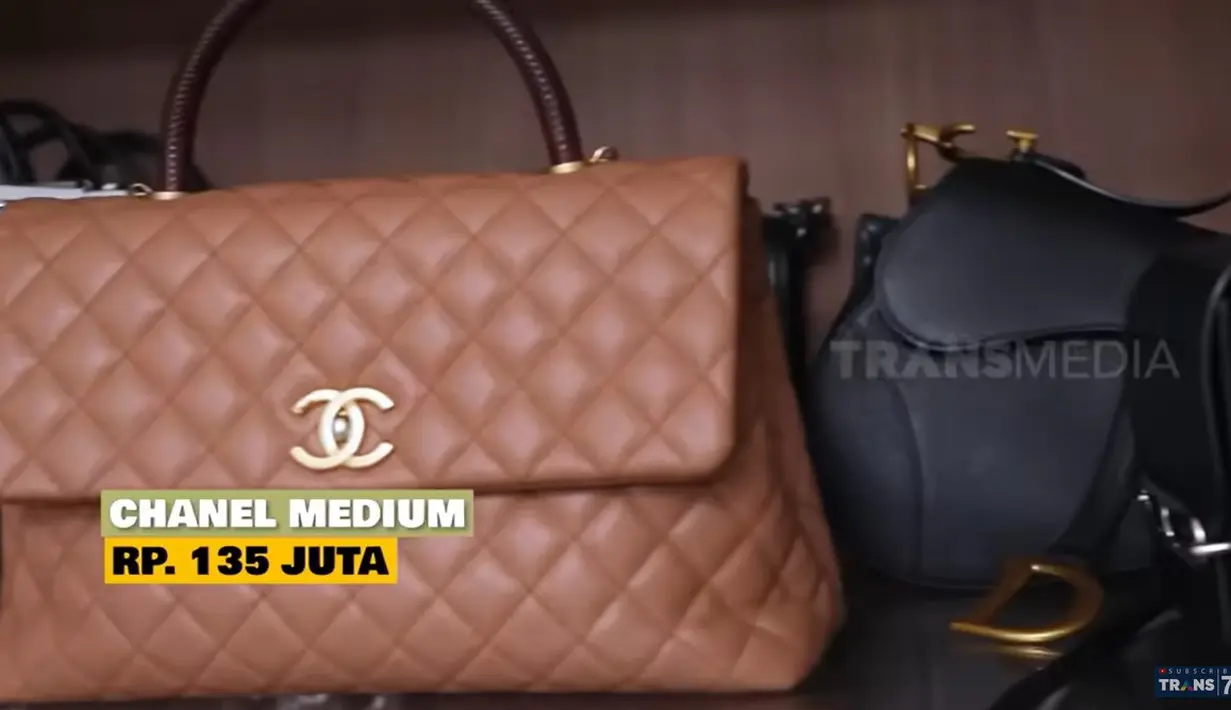Aura mengaku tasnya sudah banyak yang dijual. Selain itu, juga masih ada yang di rumah lama.[Youtube/TRANS7 OFFICIAL]