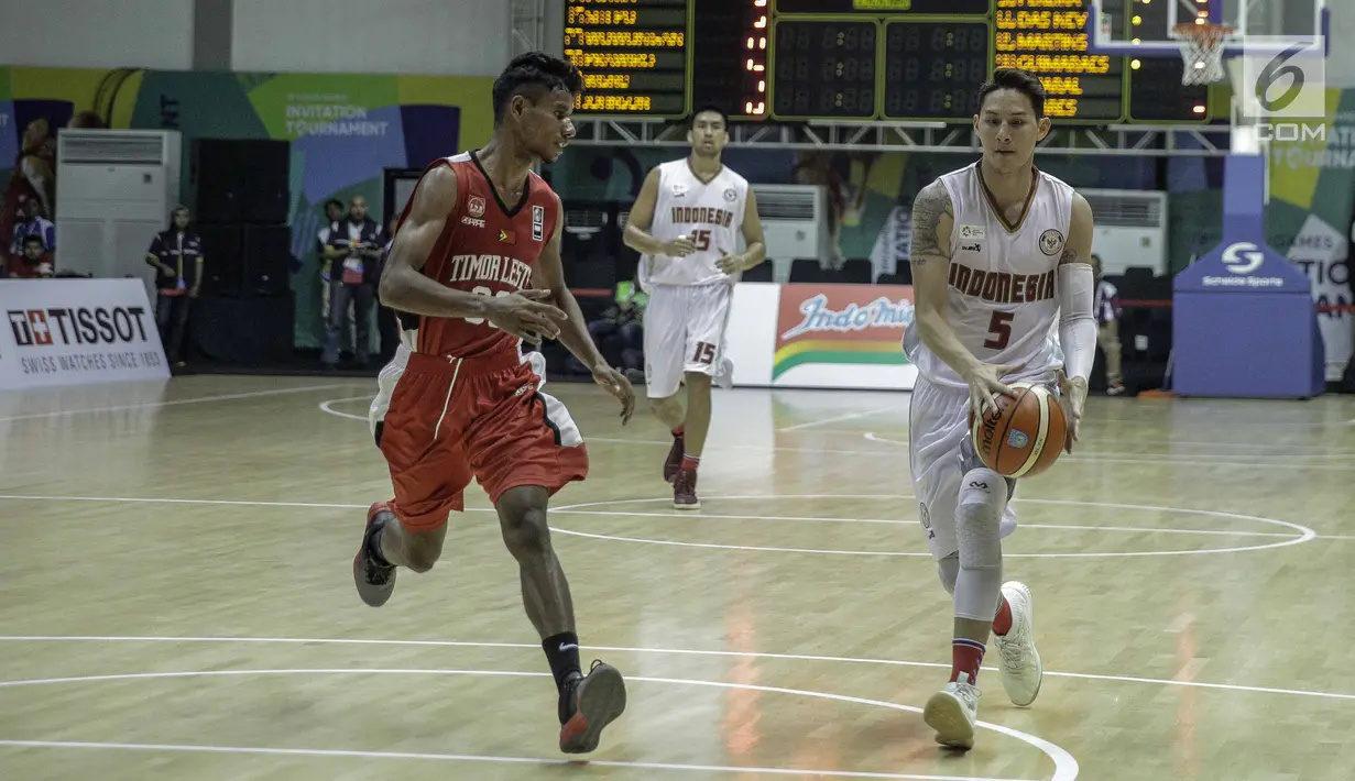 Pebasket putra Indonesia Wenas membawa bola saat melawan Timor Leste dalam kualifikasi 18th Asian Games Invitation Tournament di Hall Basket Senayan, Jakarta, Kamis (8/2). (Liputan6.com/Faizal Fanani)