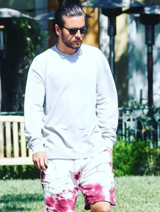 Kembali Scott Disick dalam potret candidnya. Gemas banget ya! (instagram/letthelordbewithyou)