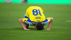 Meskipun mewarisi darah keturunan Tunisia, Ayari memantapkan pilihannya untuk Timnas Swedia karena ia lahir dan tumbuh besar di negara Skandinavia tersebut. (AP Photo/Moises Castillo)
