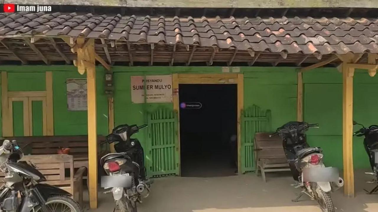 Rumah Pratama Arhan di Blora, Jawa Tengah, terlihat besar dan luas dengan cat hijau yang mencolok.
