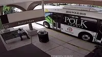 Seorang calon penumpang membenturkan kepalanya sendiri ke jendela bus hingga pingsan karena merasa ongkos bus terlalu mahal.