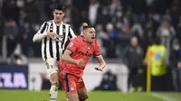 Penyerang Juventus Alvaro Morata berebut bola dengan bek Atalanta Merih Demiral pada laga pekan ke-14 Liga Italia di Allianz stadium, Minggu (28/11/2021) dini hari WIB. Juventus kalah 0-1 di kandang sendiri kala menjamu Atalanta. (Fabio Ferrari/LaPresse via AP)