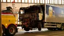 Petugas mengevakuasi truk yang rusak usai menabrak kerumunan orang di Jalan Drottninggatan, pusat kota Stockholm, Swedia (8/4). Perusahaan pemilik truk tersebut mengaku, sebelumnya truk dibajak pada hari yang sama. (AFP/Odd Andersen)