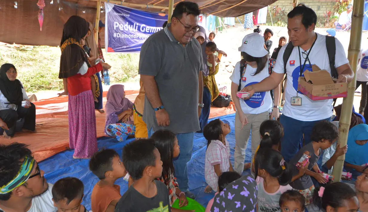 GM Fine Food &Beverage PT Sukanda Djaya Jong Fan Nie dan GM PT Sukanda Djaya Cabang Mataram Nares Changsamlee bersama para pengungsi gempa Lombok saat kegiatan CSR Diamond Group Peduli di Dusun Trengan Timur, Sabtu (8/9).  (Liputan6.com/HO/Eko)