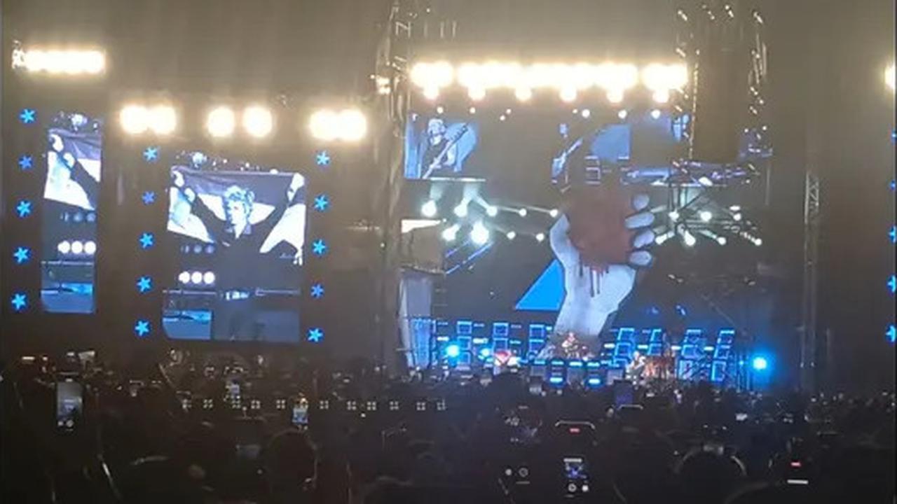 Green Day Konser di Jakarta, Billie Joe Armstrong Tarik Emak-Emak Naik Panggung dan Berkali-kali Minta Penonton Lakukan Ini