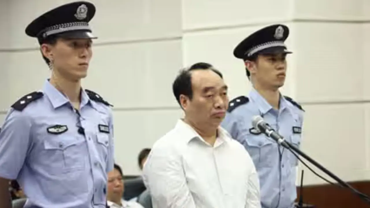 Lei Zhengfu, mantan pejabat senior di distrik Chongqing, Tiongkok, dipecat dari jabatannya setelah rekaman seks yang menampilkan dirinya diunggah daring (Dok. AP).