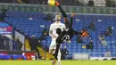 Penyerang West Ham, Sebastien Haller melakukan tendangan salto saat bertanding melawan Leeds United pada pertandingan lanjutan Liga Inggris di stadion Elland Road di Leeds, Inggris, Sabtu (12/12/2020). West Ham menang tipis atas Leeds United 2-1. (Jason Cairnduff, Pool via AP)