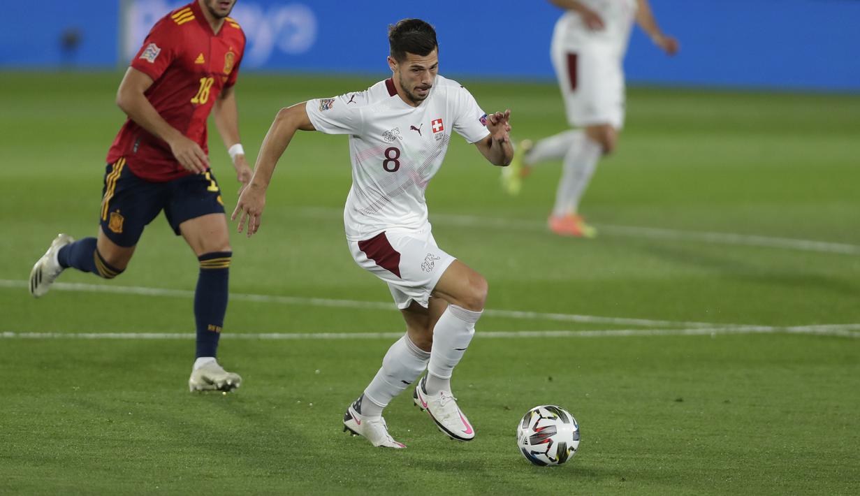 Pemain Swiss, Remo Freuler  menggiring bola saat bertanding melawan Spanyol pada pertandingan  UEFA Nations League di Alfredo Di Stefano, Madrid, Spanyol (10/10/2020). Madrid menang tipis atas Swiss 1-0. (AP Photo/Manu Fernandez)