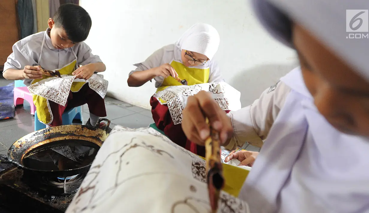 Murid kelas IV SDN Julang belajar membuat membatik di Batik Tradisiku di Kota Bogor, Jawa Barat (2/10). Kegiatan membuat batik tersebut bertujuan mengenalkan warisan budaya batik kepada generasi muda. (Merdeka.com/Arie Basuki)