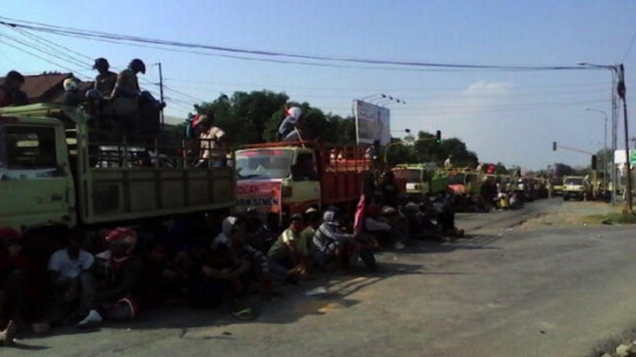 Begini suasana mencekam saat demo tolak pabrik semen di Pati