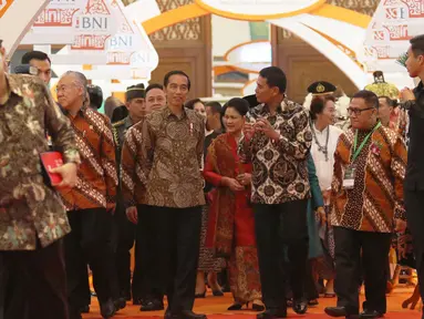 Direktur Konsumer Banking Anggoro Eko Cahyo tengah menjelaskan pameran Inacraft 2017 kepada Presiden Joko Widodo dan ibu negara Iriana usai diresmikan di JCC, Senayan, Jakarta, Rabu (26/4). (Liputan6.com/Angga Yuniar)