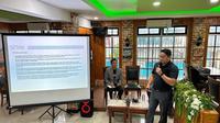 Peneliti LSI Yoes C Kenawas dalam memaparkan rilis survei di kawasan Jalan Bangka Raya, Mampang, Jakarta Selatan, Minggu (13/4/2025). (Liputan6.com/Nanda Perdana Putra).