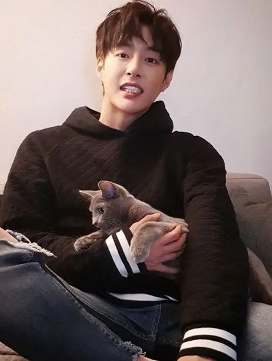 Tim medis sebenarnya sudah dipanggil langsung ketika Minwoo tiba-tiba sakit. Namun, leader boyband 100% itu sudah meninggal saat tim medis tiba di rumahnya. (instagram.com/sogogijusey)