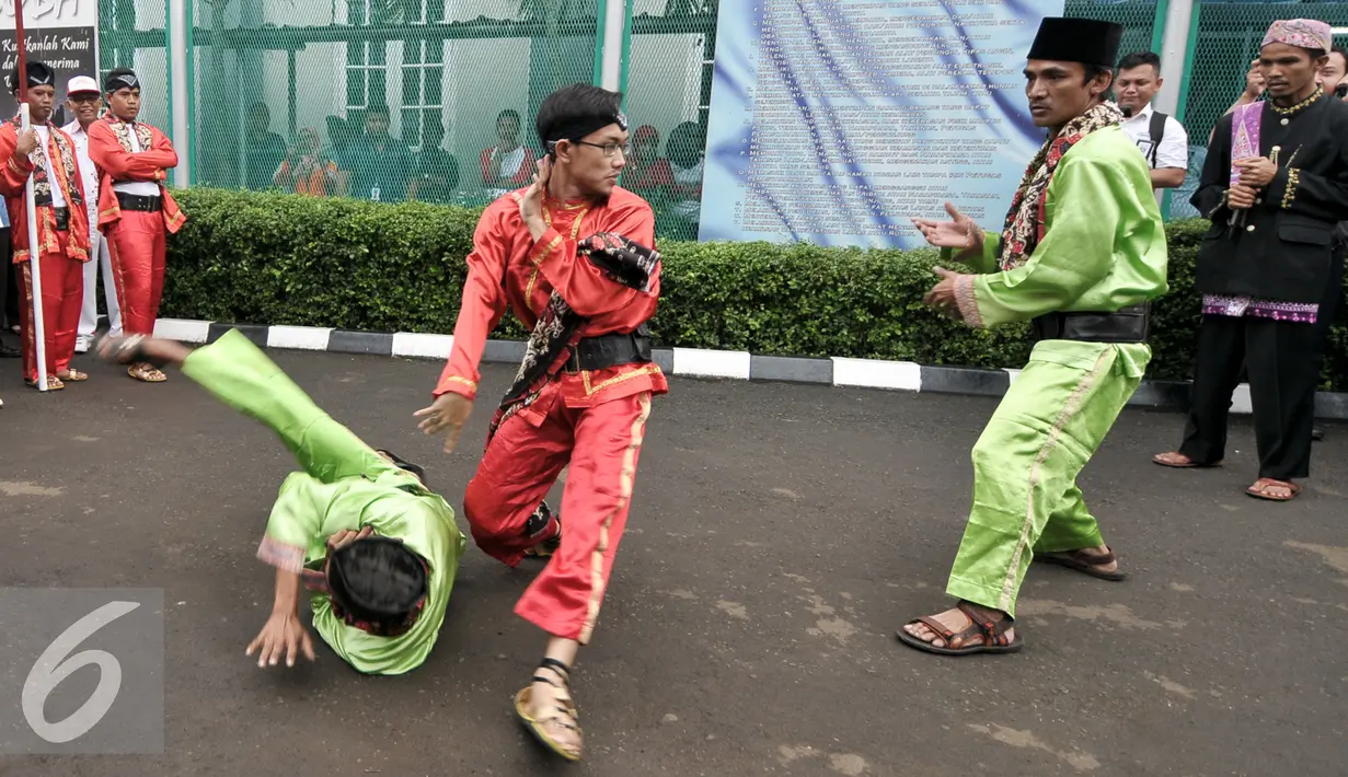 Jawara palang pintu beraksi saat menyambut kedatangan Menkumham Yasona Laoly di Lapas Klas IIA Cipinang, Jakarta, Senin (15/8). Kedatangan Yasonna untuk membuka peringatan HUT RI ke-71 di Lapas Cipinang. (Liputan6.com/Yoppy Renato)