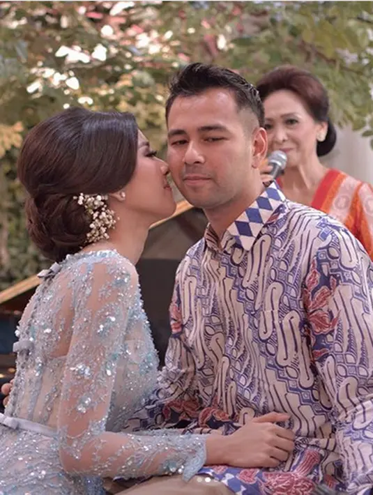 Raffi bersyukur acara lamaran yang dilaksanakan berjalan lancar. Siang itu, Syahnaz tampil cantik dengan balutan busana biru transparan. Bahkan, calon suaminya, Jeje sempat pangling dengan dandanan calon istrinya. (Instagram/raffinagita1717)