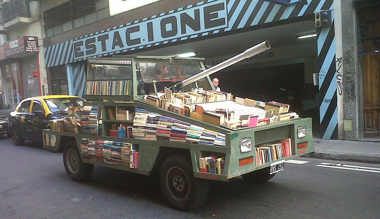 Raul Lemesoff, seniman Buenos Aires, Argentina, menciptakan Weapons of Mass Instruction, plesetan dari Weapon of Mass Destruction (Senjata Pemusnah Massal). Dia mengubah Ford Falcon tahun 1979 menjadi perpustakaan bergerak berbentuk tank. (taringa.net)