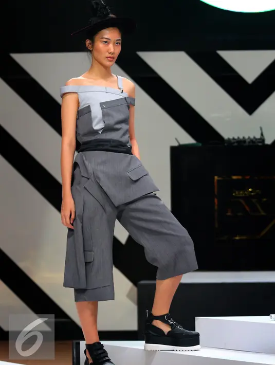 Model berpose membawakan busana koleksi Danjyo Hiyoji saat penutup Fashion Nation Tenth Edition (FNX) di Senayan City, Jakarta, Sabtu (23/4). Koleksi Danjyo Hiyoji kali ini berhasil memberikan kombinasi warna yang unik. (Liputan6.com/Angga Yuniar)