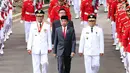 Presiden Joko Widodo (tengah), Gubernur DIY Sri Sultan Hamengku Buwono X (kiri) dan Wakil Gubernur DIY, KGPAA Paku Alam IX (kanan) kirab menuju Istana Negara, Jakarta, Selasa (10/10). (Liputan6.com/Angga Yuniar)