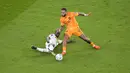 Penyerang Belanda, Memphis Depay berusaha melewati pemain Senegal, Iliman Ndiaye pada pertandingan grup A Piala Dunia 2022 Qatar di Stadion Al Thumama di Doha, Qatar, Senin (21/11/2022). Kemenangan ini membuat Belanda sementara memuncaki klasemen Grup A, satu tingkat di atas Ekuador yang sehari sebelumnya menundukkan tuan rumah Qatar dengan skor serupa, 2-0. (AP Photo /Thanassis Stavrakis)