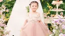 Thania Onsu terlihat playful kenakan strapless dress berbulu dengan detail sequin dan rok maxi tulle [@sarwendah29]