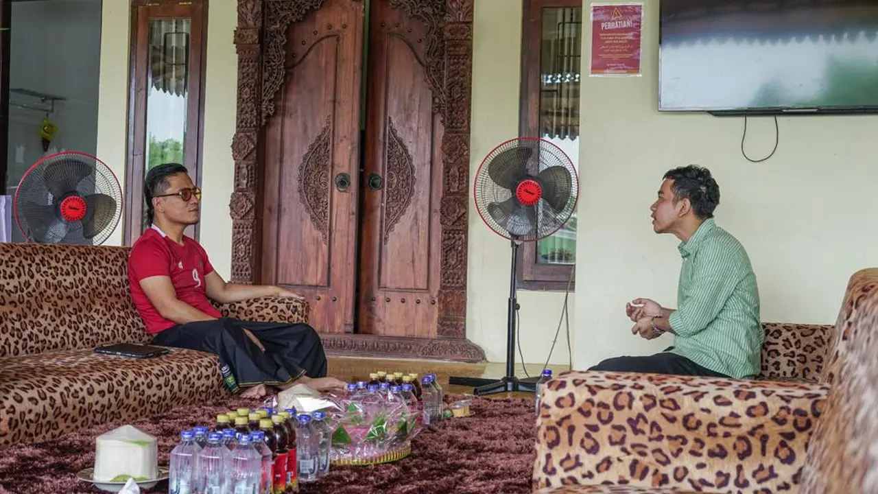 Calon Wakil Presiden dari Koalisi Indonesia Maju (KIM) Gibran Rakabuming Raka bersilaturahmi dengan Gus Miftah dikediamannya pondok pesantren Ora Aji, Kabupaten Sleman, Yogjakarta (Istimewa)