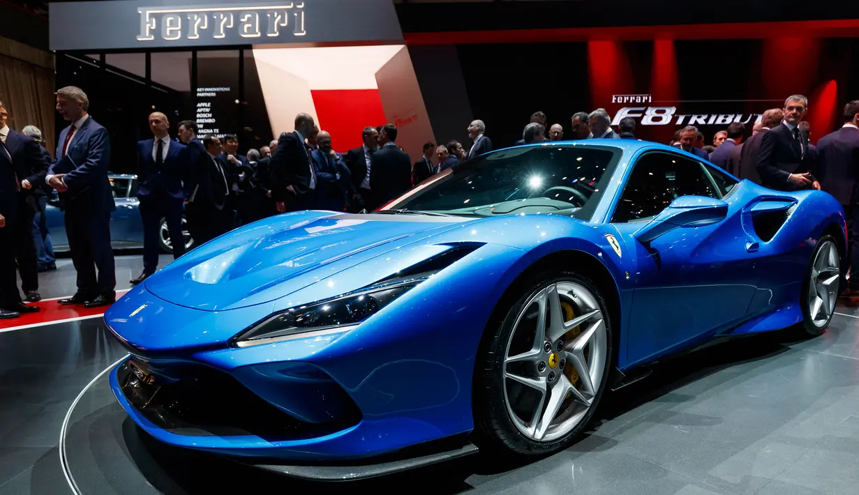 Pengunjung melihat Ferrari F8 Triturbo yang dipamerkan dalam Geneva International Motor Show di Jenewa, Swiss, Selasa (5/3). Geneva International Motor Show berlangsung pada 7-17 Maret 2019. (Martial Trezzini/Keystone via AP)