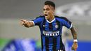 Striker Inter Milan, Lautaro Martinez, melakukan selebrasi usai mencetak gol ke gawang Shakhtar Donetsk pada laga semifinal Liga Europa di Merkur Spiel-Arena, Selasa (18/8/2020). Inter Milan menang dengan skor 5-0. (Sascha Steinbach, Pool via AP)