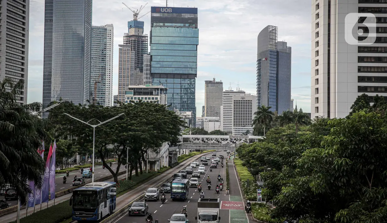Sejumlah kendaraan melintas di kawasan Jalan Sudirman, Jakarta, Senin (14/2/2021). Indeks Kemacetan 2021 menempatkan Jakarta pada peringkat 46 atau mengalami penurunan dibandingkan tahun sebelumnya yang menempati peringkat 31. (Liputan6.com/Faizal Fanani)