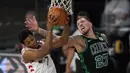 Pebasket Boston Celtics, Daniel Theis, berebut bola dengan pebasket Toronto Raptors, Kyle Lowry, pada semifinal playoff Wilayah Timur NBA, Rabu (2/9/2020). Celtics menang dengan skor 102-99. (AP Photo/Mark J. Terrill)