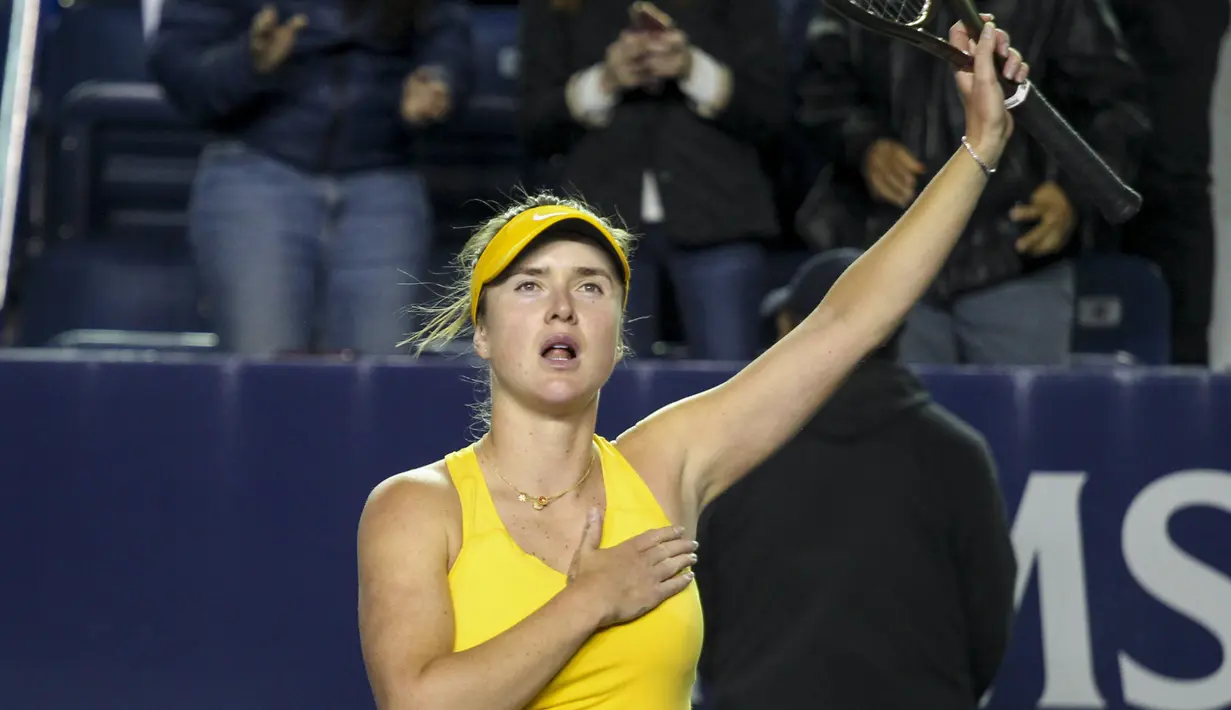 Petenis Ukraina Elina Svitolina membalas salam penonton setelah bertanding melawan Anastasia Potapova dari Rusia pada turnamen WTA Monterrey di Monterrey, Meksiko, 1 Maret 2022. Elina Svitolina, unggulan utama turnamen ini, berhasil menyingkirkan Anastasia Potapova dengan skor 6-2 6-1. (AP Photo)