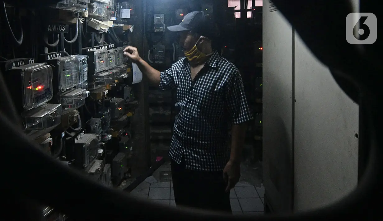 Seorang pria memasukkan pulsa token listrik di Rumah Susun Bendungan Hilir 2, Jakarta, Rabu (20/1/2021). Pemerintah memperpanjang Program Pemulihan Ekonomi Nasional (PEN) Sektor Ketenagalistrikan berupa subsidi listrik hingga Maret 2021, yang dapat diklaim mulai 7 Januari. (Liputan6.com/Herman Zakha