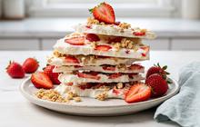Resep Stroberi Yogurt Bark dengan Topping Granola, Camilan Dingin yang Praktis dan Menyegarkan