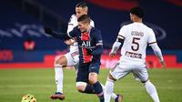 Gelandang Paris Saint-Germain, Marco Verratti (tengah), berebut bola dengan dua pemain Bordeaux, Mehdi Zerkane (kiri) dan Otavio Henrique dalam laga lanjutan Liga Prancis 2020/21 di Parc de Princes Stadium, Sabtu (28/11/2020). Hasil akhir PSG dan Bordeaux bermain imbang 2-2. (AFP/Franck Fife).