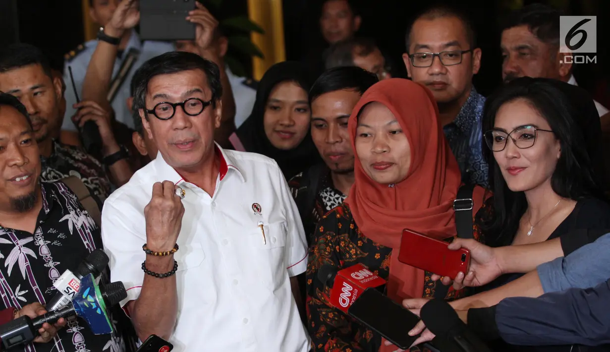 Menkumham Yasonna Laoly (dua kiri) bersama terpidana kasus pelanggaran ITE Baiq Nuril (dua kanan) dan politikus PDIP Rieke Diah Pitaloka (kanan) memberi keterangan usai menggelar pertemuan membahas amnesti di Kantor Menkumham, Jakarta, Senin (8/7/2019). (Liputan6.com/Angga Yuniar)