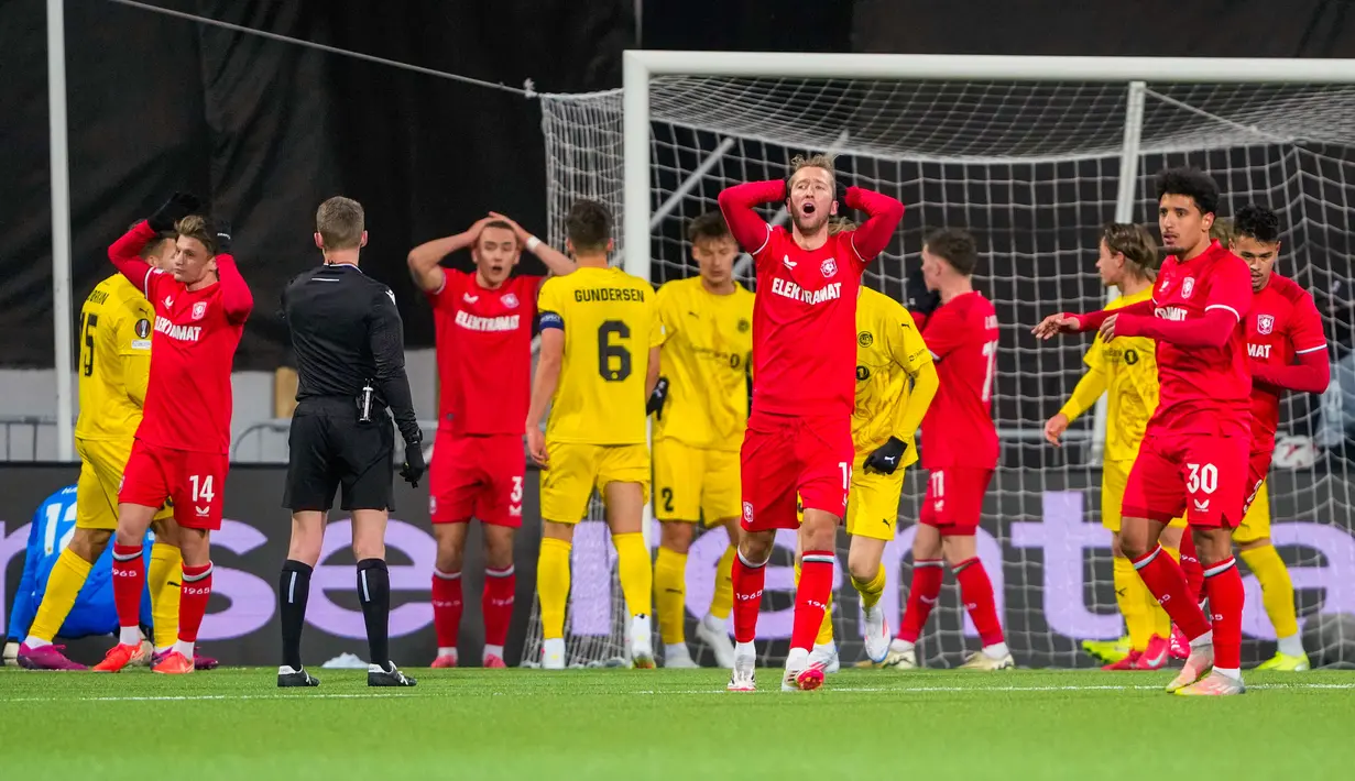 FC Twente harus mengakui ketangguhan Bodo/Glimt pada laga leg kedua play-off Liga Europa 2024-2025 dengan skor telak 2-5 di Stadion Aspmyra, Kamis (20/2/2025). (Fredrik Varfjell/NTB Scanpix via AP)
