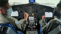 Pilot pesawat Pesawat Boeing 737-200 dengan tail number AI-7304 Mayor Pnb Hendro Sukamdani didampingi Co-Pilot Lettu Pnb Hafiz Avinata dalam ruang cockpit pesawat.