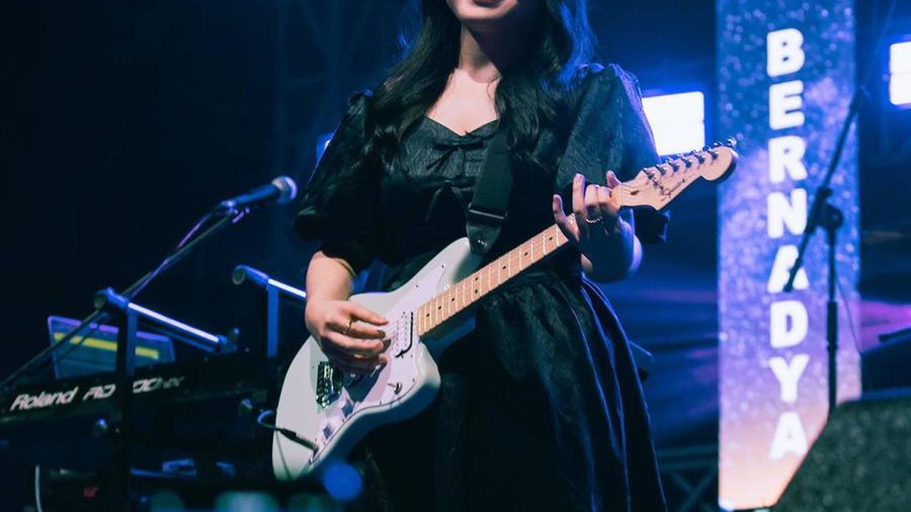 Setelah berkarier sebagai duo, Bernadya melanjutkan perjalanan musiknya secara solo dengan bergabung bersama label Juni Records. Single debutnya, 'Apa Mungkin', dirilis pada tahun 2022, dan segera disusul oleh hit lainnya seperti 'Satu Bulan', yang mencat
