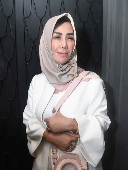 Sebagai orang tua, ia hanya bisa memberikan nasihat pada putranya. Sebagai seorang ibu, ia hanya pesan pada anaknya untuk lebih bersabar terkait kabar yang terus menyudutkan. Begitu juga menyikapi media dan haters. (Nurwahyunan/Bintang.com)