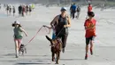 Warga berlari di Jacksonville Beach, Florida (17/4/2020). Pantai dibuka mulai pukul 06.00--11.00 dan pukul 17.00--20.00 setiap hari dengan beberapa batasan, menurut situs web Jacksonville. (Sam Greenwood / Getty Images / AFP)