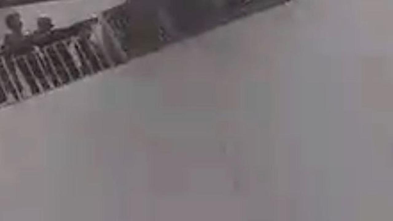 Seluruh penumpang dilaporkan selamat. Mereka dievakuasi dari kapal menggunakan crane.