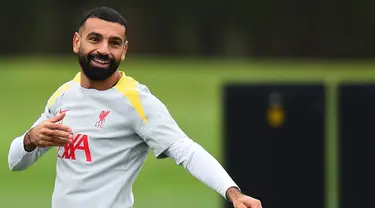 Pemain depan Liverpool, Mohamed Salah bereaksi saat berlatih di tempat latihan tim di Liverpool, barat laut Inggris, pada 16 September 2024. (Peter POWELL/AFP)